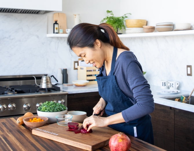 woman who cuts vegetables